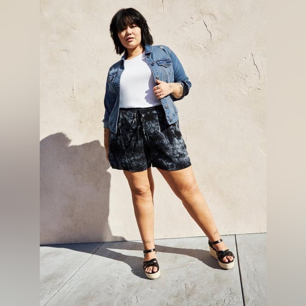 Torrid 3.5 Inch Pull-On Gauze Mid-Rise Short